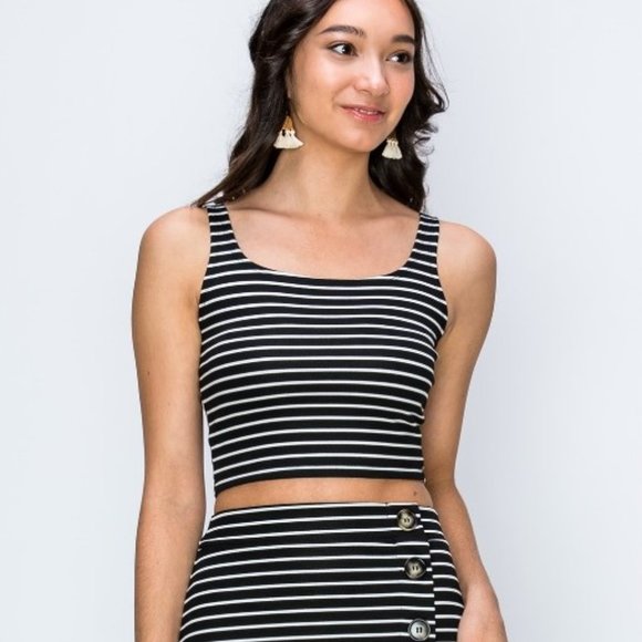Tops - 🌻NWOT Black and white cropped tank top *must bundle*